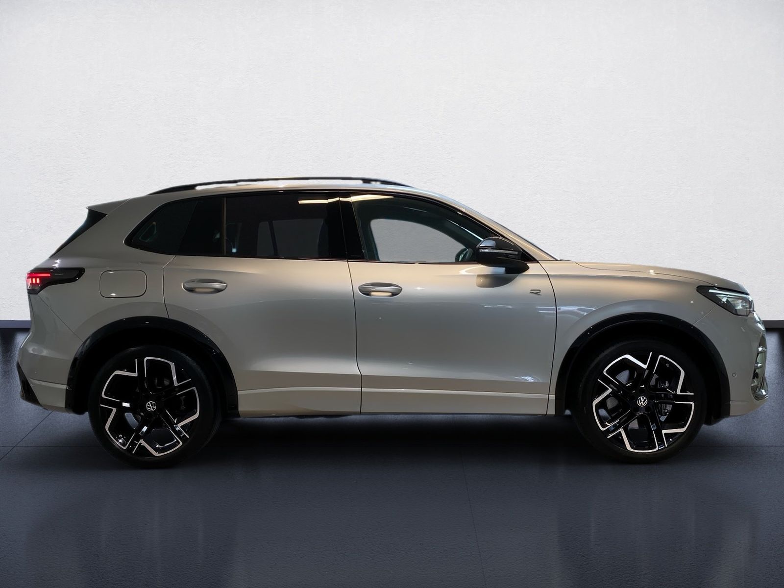 Volkswagen Tiguan 2026 г. Серебристый, пробег 21450 км