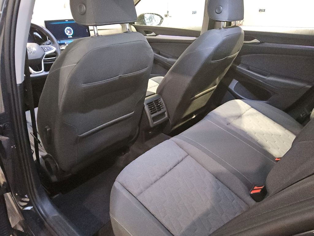 Volkswagen Golf 2024 г. Серый, пробег 17937 км