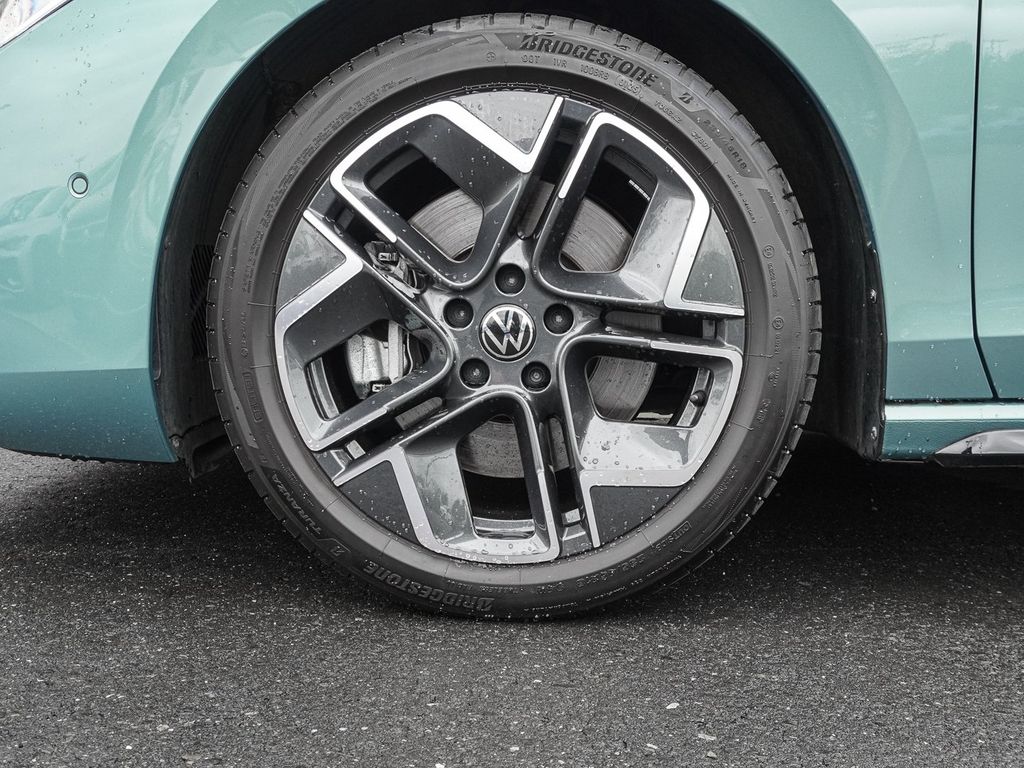 Volkswagen Passat 2025 г. Зелёный, пробег 10230 км