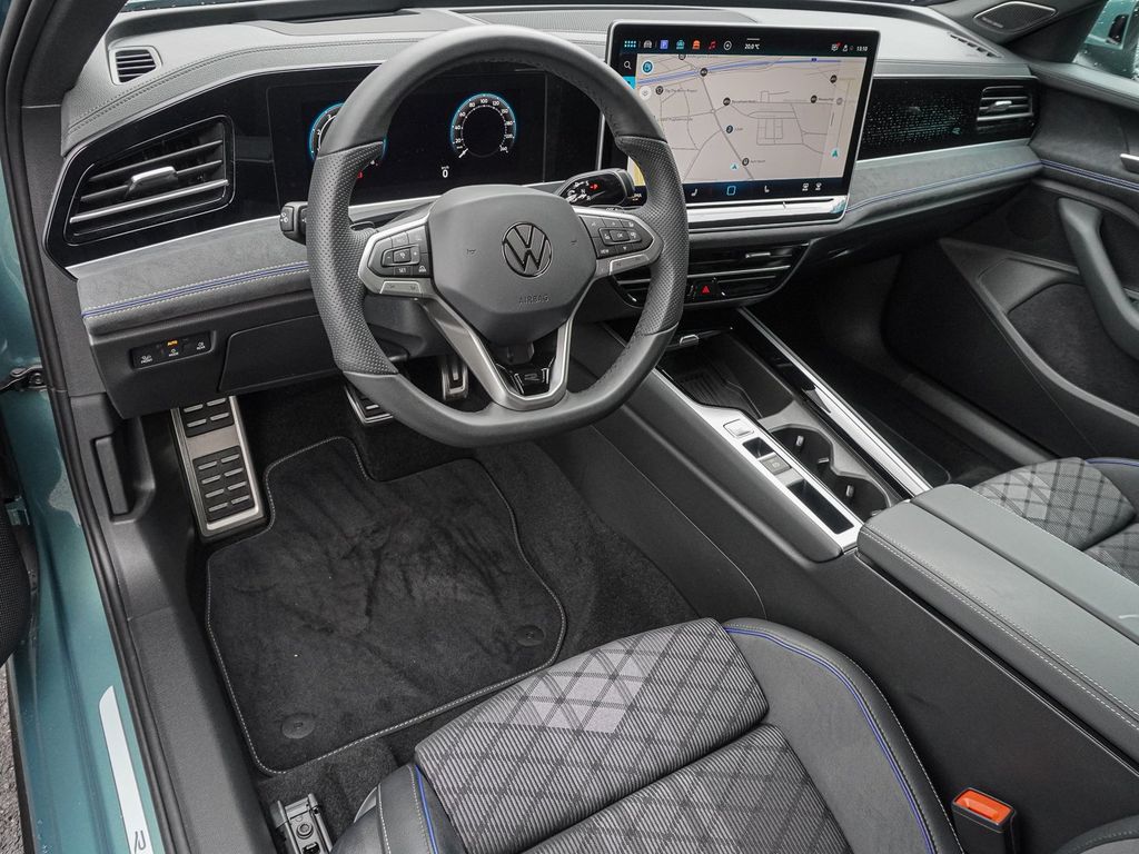 Volkswagen Passat 2025 г. Зелёный, пробег 10230 км