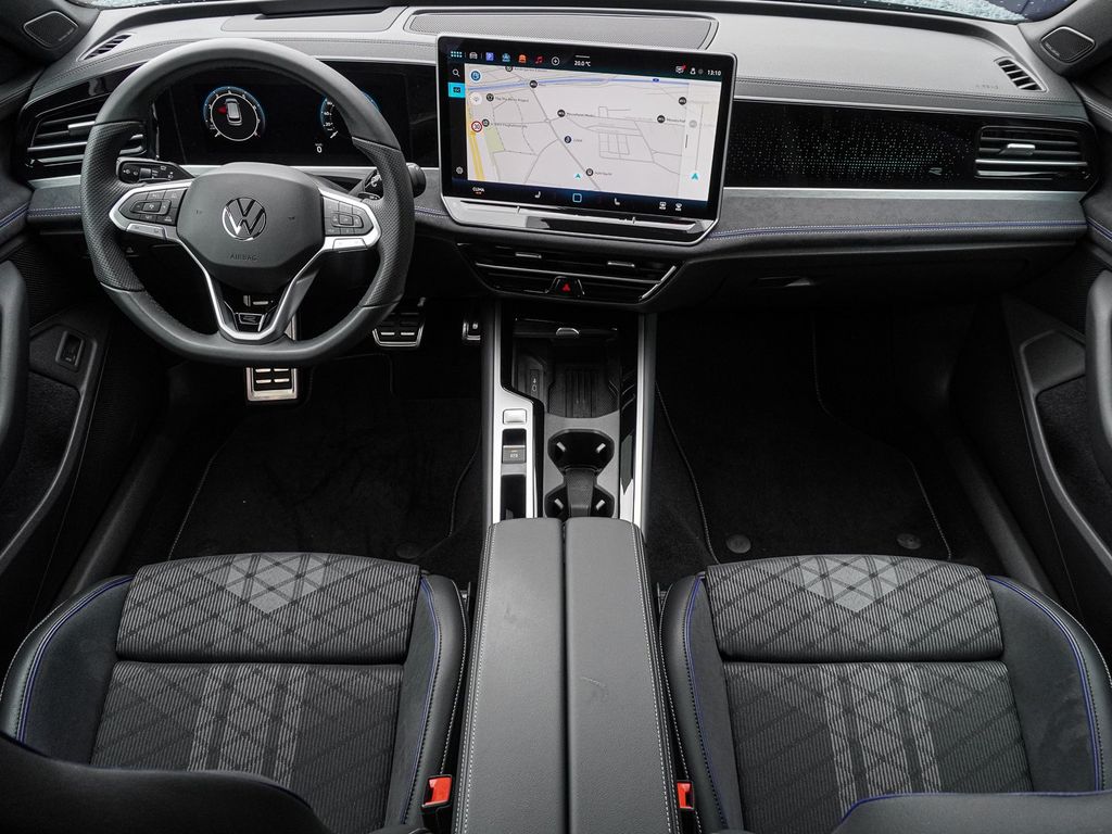 Volkswagen Passat 2025 г. Зелёный, пробег 10230 км