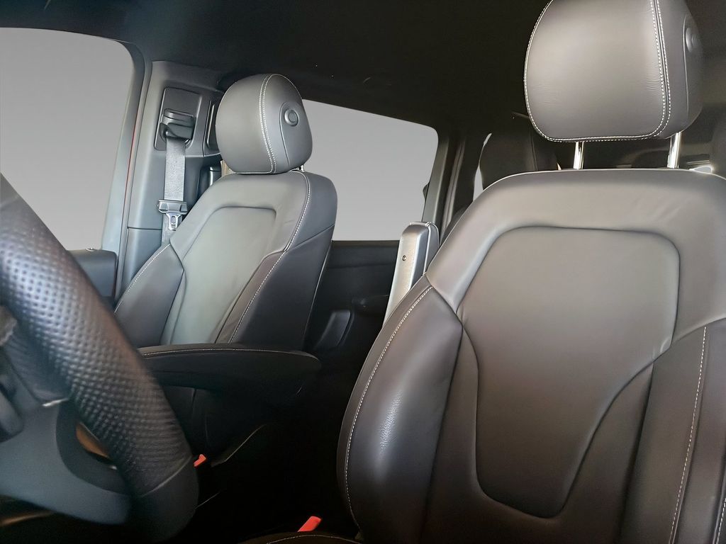 Mercedes-Benz V 300 2022 г. Красный, пробег 39995 км