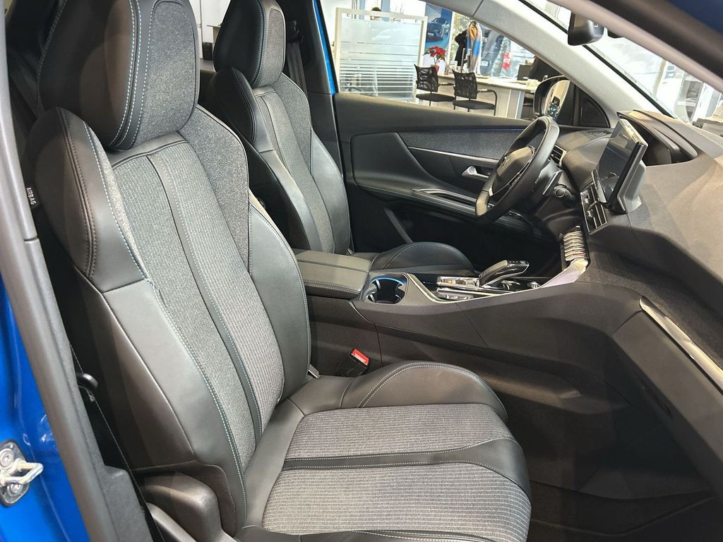 Peugeot 3008 2021 г. Синий, пробег 58500 км