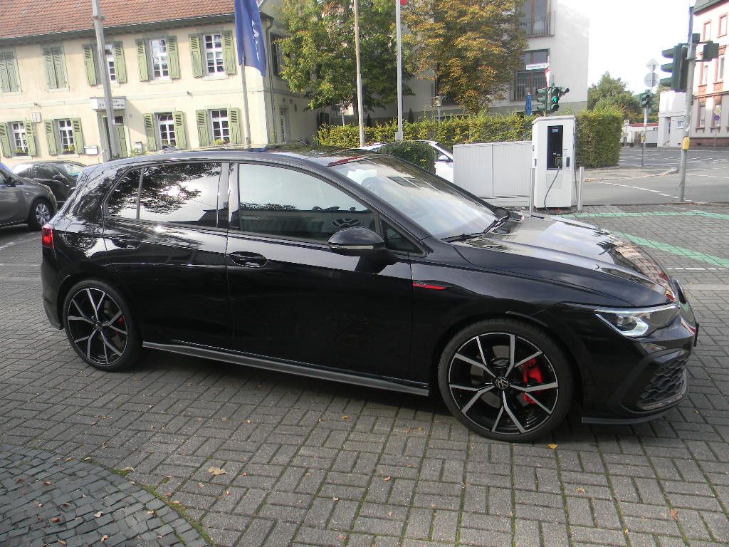 Volkswagen Golf 2024 г. Чёрный, пробег 49850 км