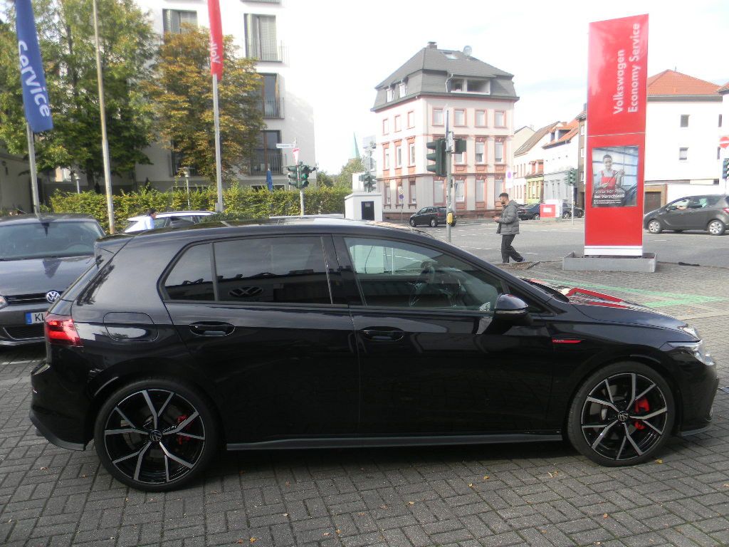 Volkswagen Golf 2024 г. Чёрный, пробег 49850 км