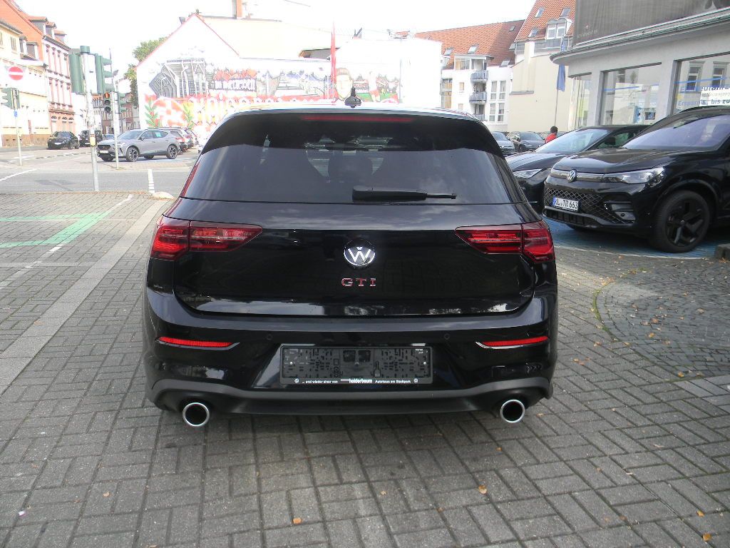 Volkswagen Golf 2024 г. Чёрный, пробег 49850 км