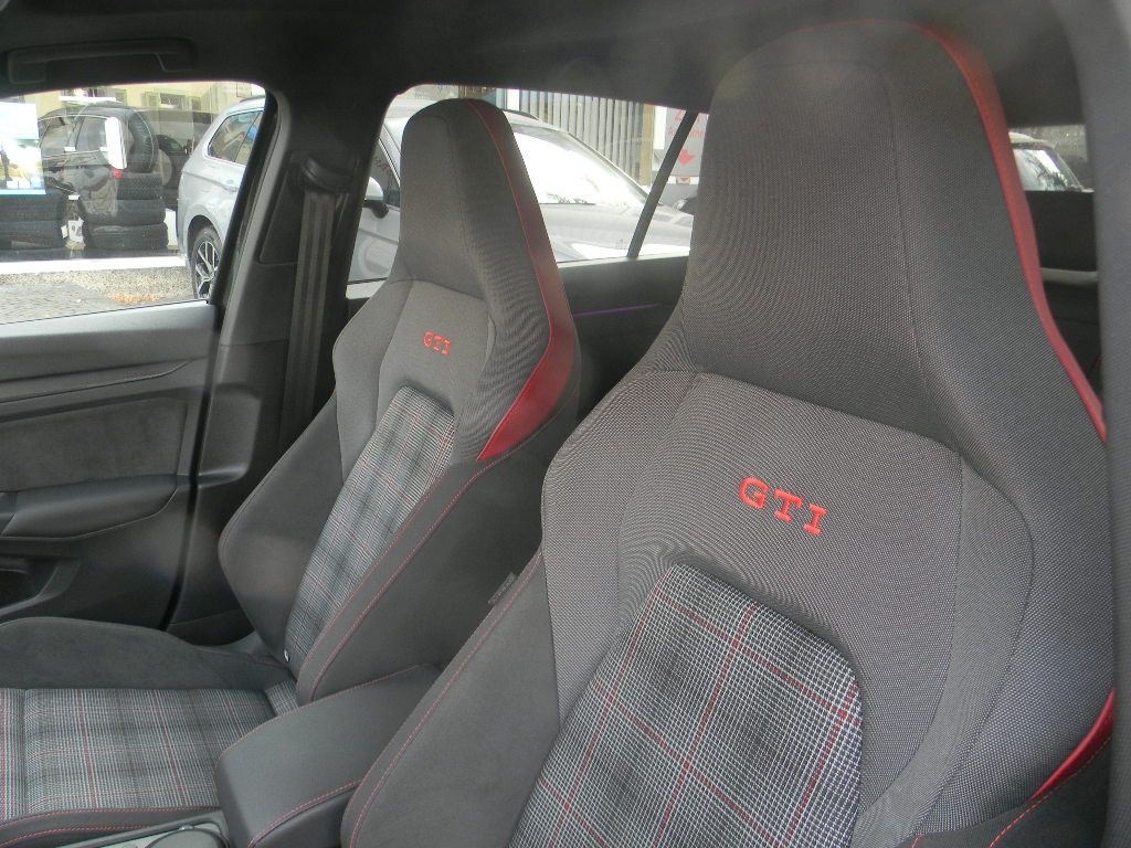 Volkswagen Golf 2024 г. Чёрный, пробег 49850 км