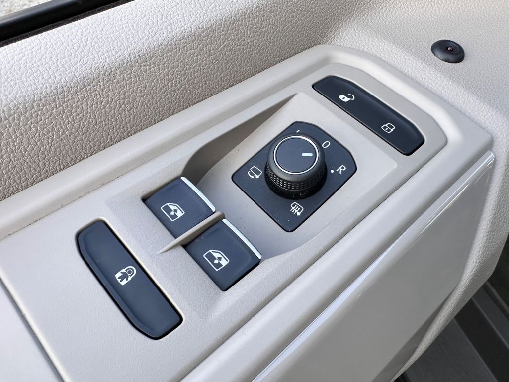 Volkswagen T7 MULTIVAN 2024 г. Чёрный, пробег 54300 км