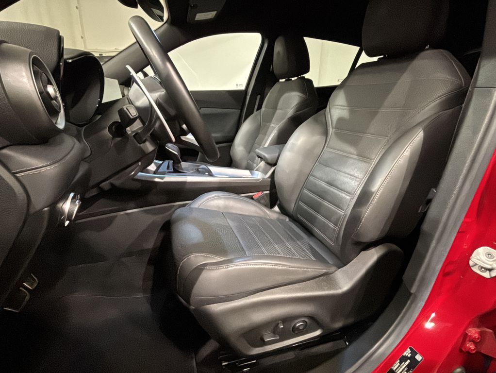Alfa Romeo Tonale 2022 г. Красный, пробег 55900 км