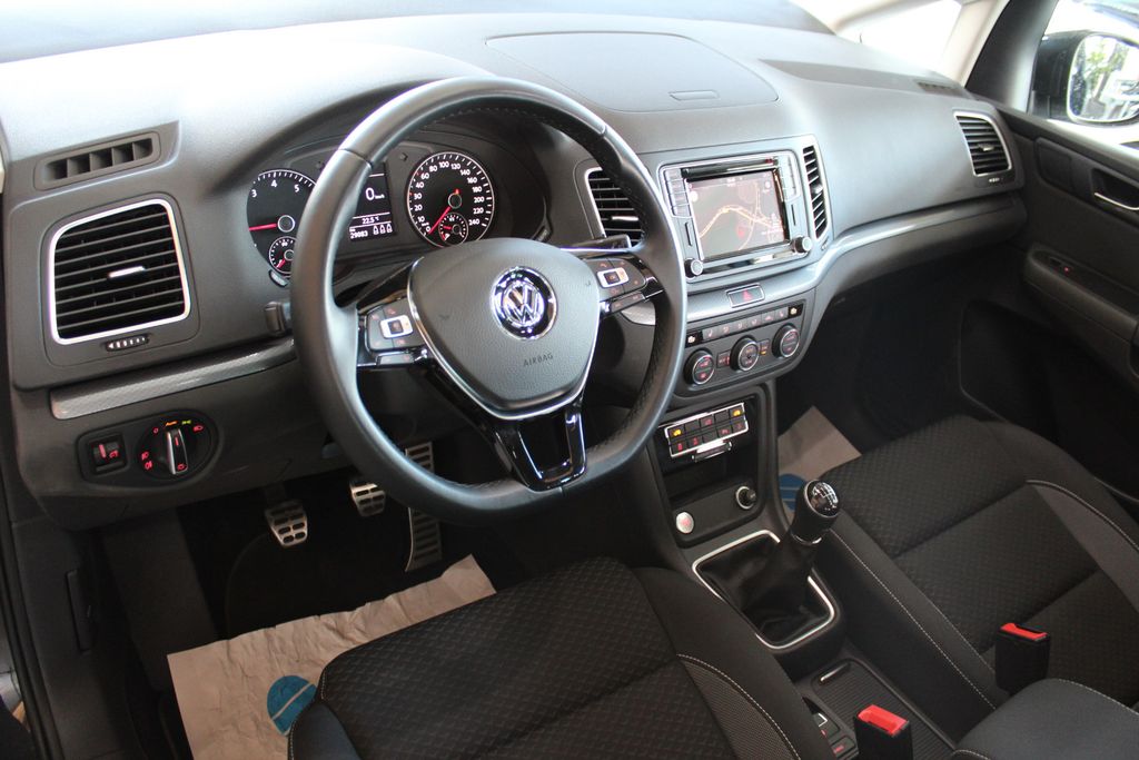 Volkswagen Sharan 2022 г. Серый, пробег 29000 км