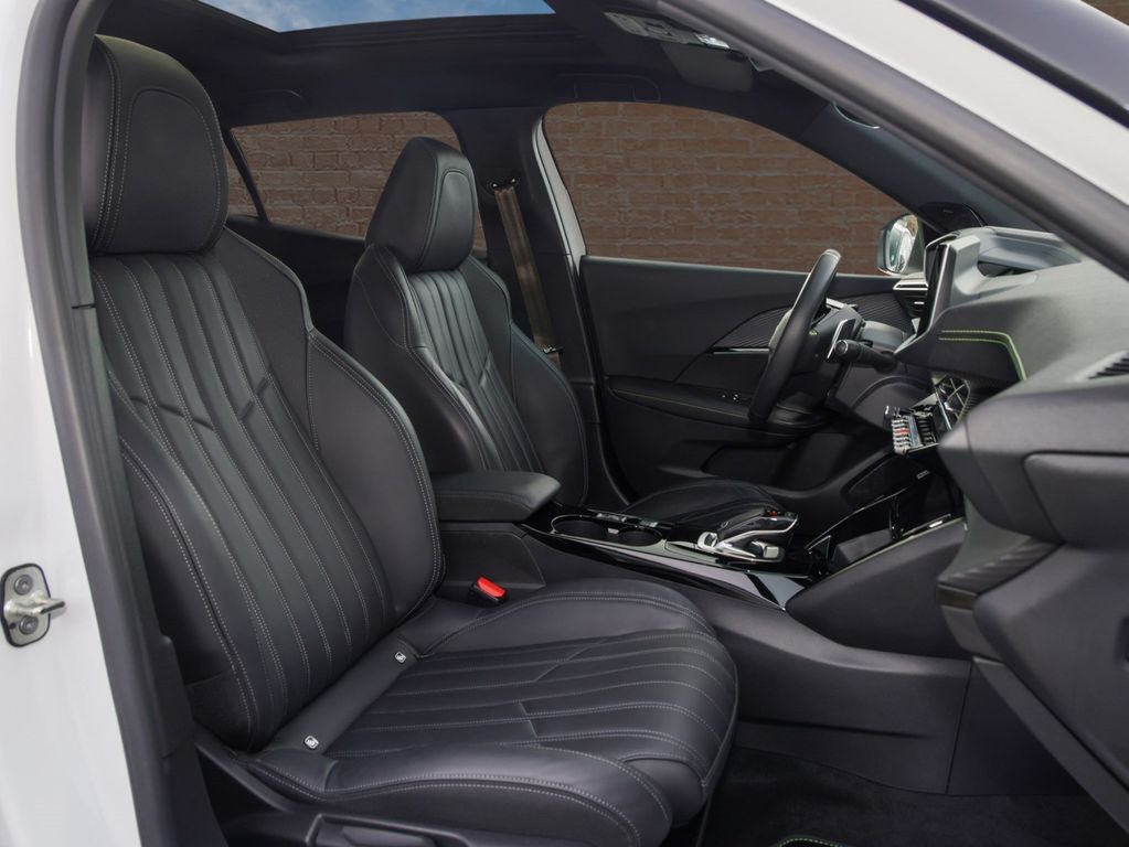 Peugeot 2008 2021 г. Белый, пробег 44000 км