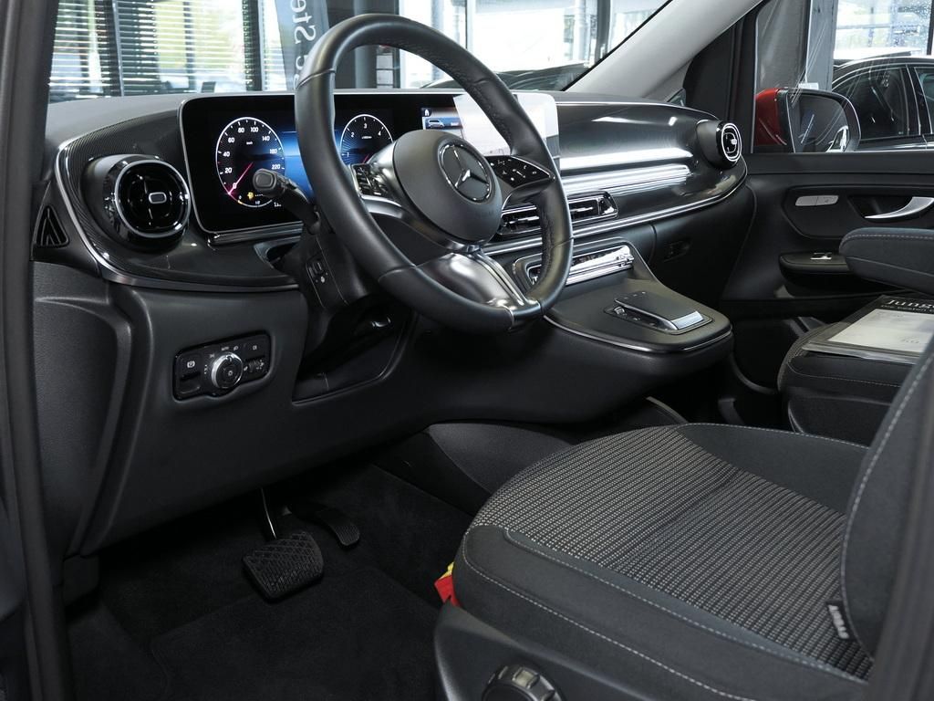 Mercedes-Benz V 250 2024 г. Красный, пробег 18947 км