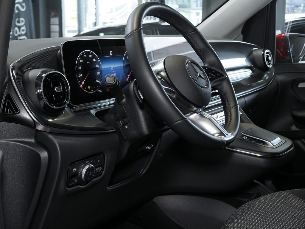 Mercedes-Benz V 250 2024 г. Красный, пробег 18947 км