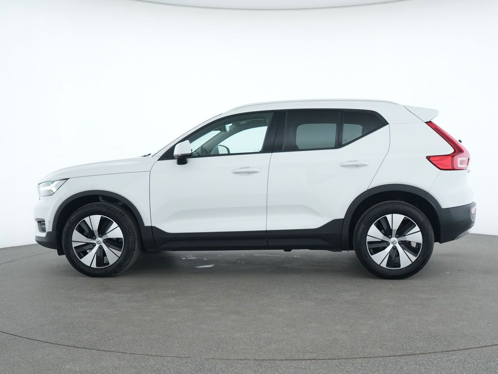 Volvo XC40 2022 г. Белый, пробег 43200 км