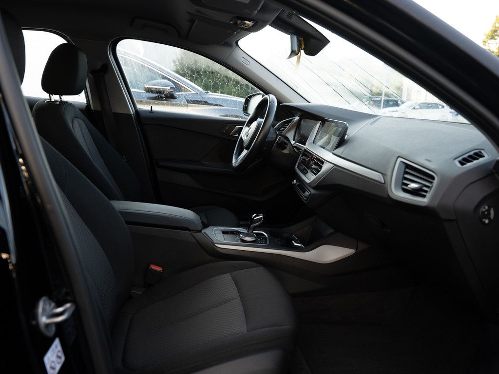 BMW 118 2023 г. Чёрный, пробег 52119 км
