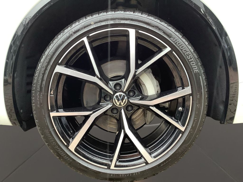 Volkswagen Touareg 2023 г. Белый, пробег 46902 км