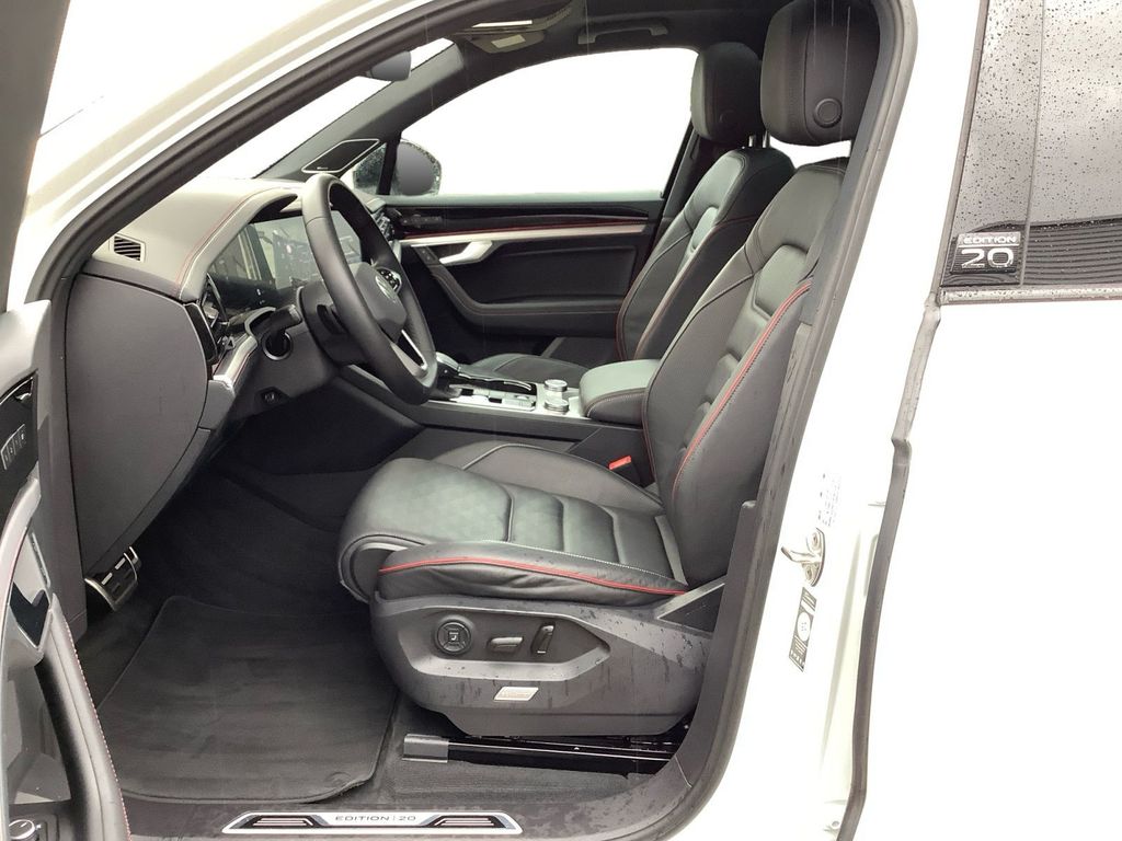 Volkswagen Touareg 2023 г. Белый, пробег 46902 км