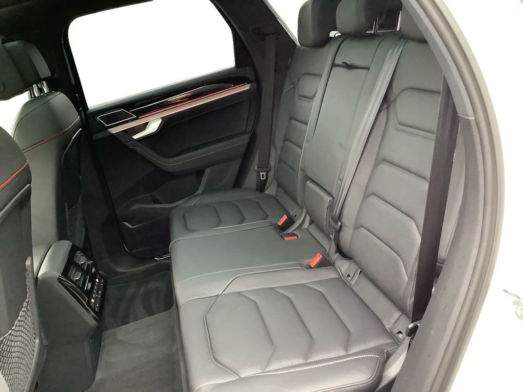 Volkswagen Touareg 2023 г. Белый, пробег 46902 км