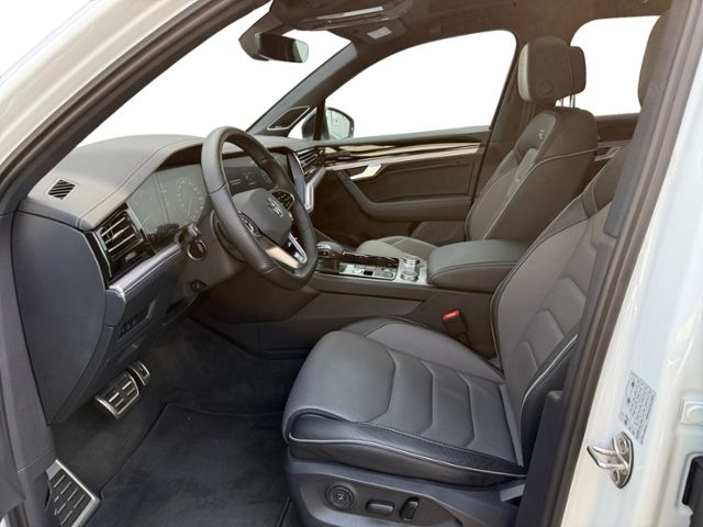 Volkswagen Touareg 2023 г. Белый, пробег 30585 км