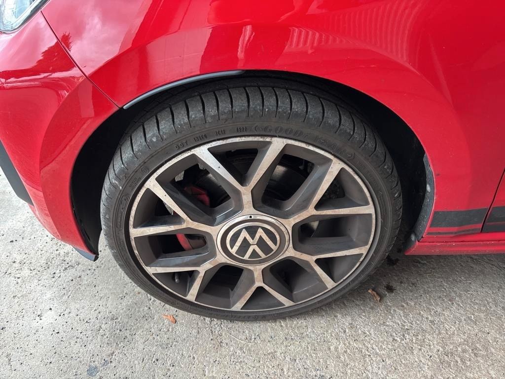 Volkswagen up! 2023 г. Красный, пробег 40000 км