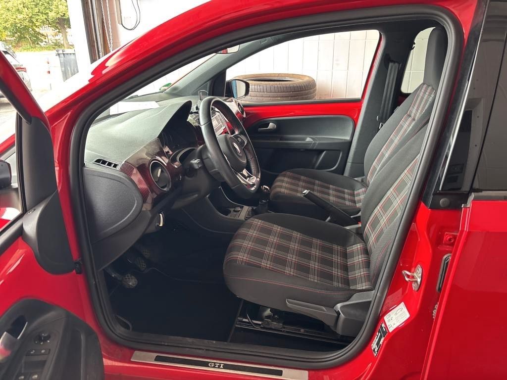 Volkswagen up! 2023 г. Красный, пробег 40000 км