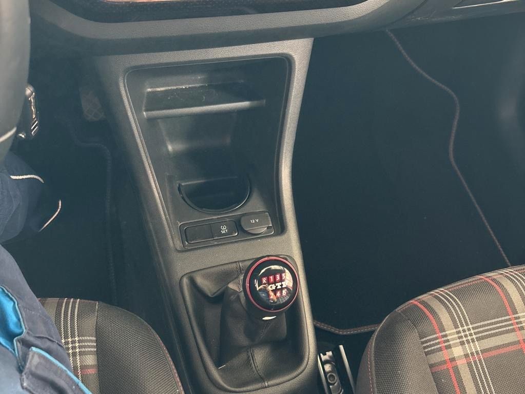 Volkswagen up! 2023 г. Красный, пробег 40000 км