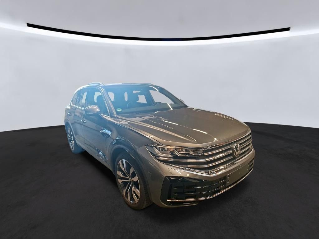 Volkswagen Touareg 2025 г. Серый, пробег 9000 км