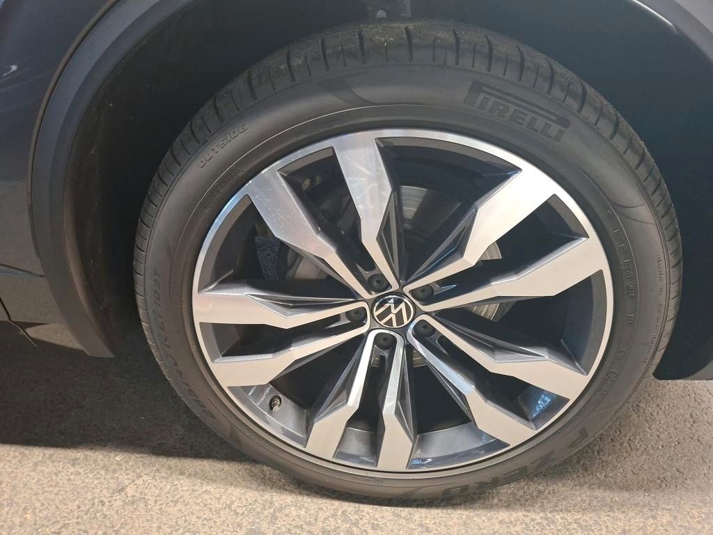 Volkswagen Touareg 2025 г. Серый, пробег 9000 км