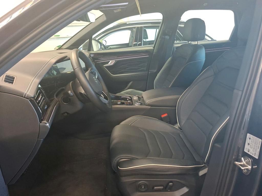 Volkswagen Touareg 2025 г. Серый, пробег 9000 км