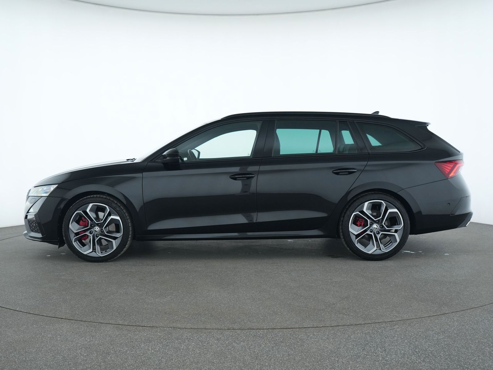 Skoda Octavia 2022 г. Чёрный, пробег 40121 км