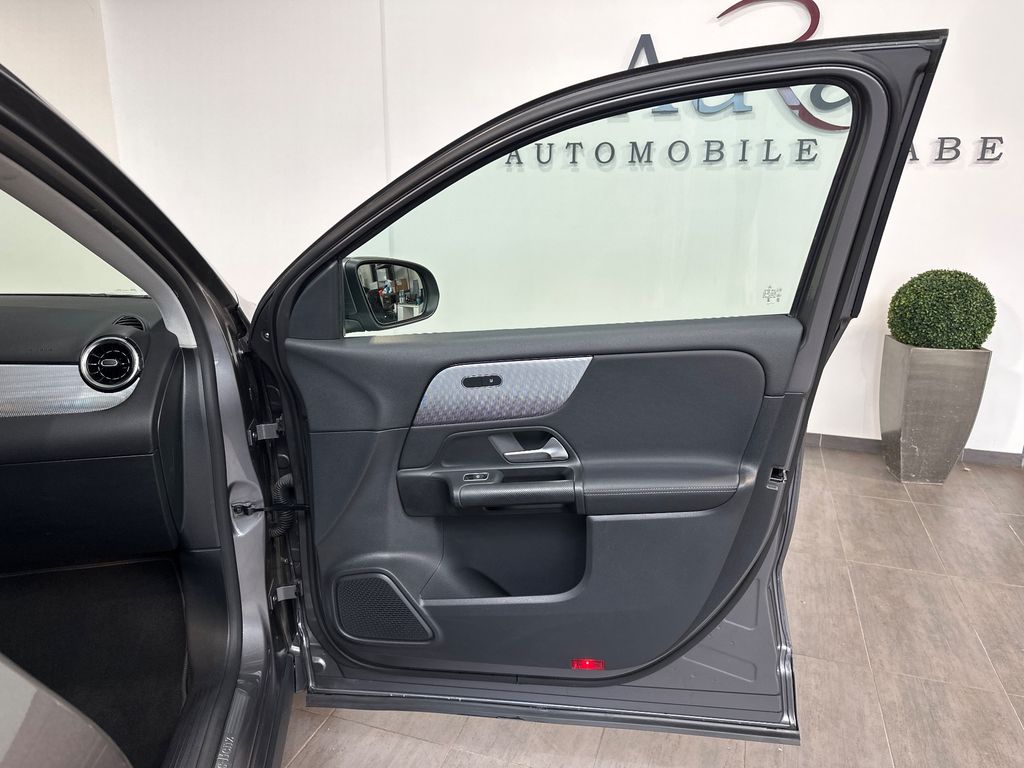Mercedes-Benz GLA 180 2023 г. Серый, пробег 48750 км