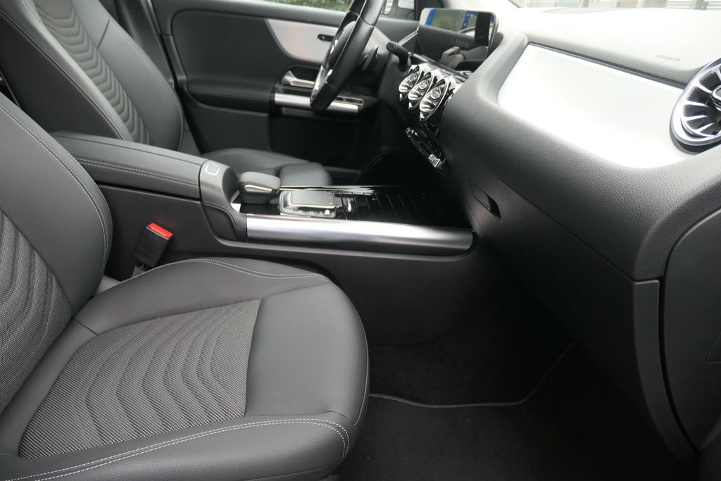 Mercedes-Benz GLA 200 2023 г. Белый, пробег 56866 км