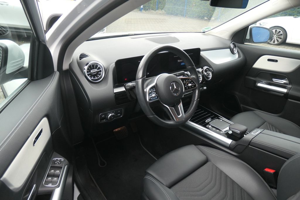 Mercedes-Benz GLA 200 2023 г. Белый, пробег 56866 км