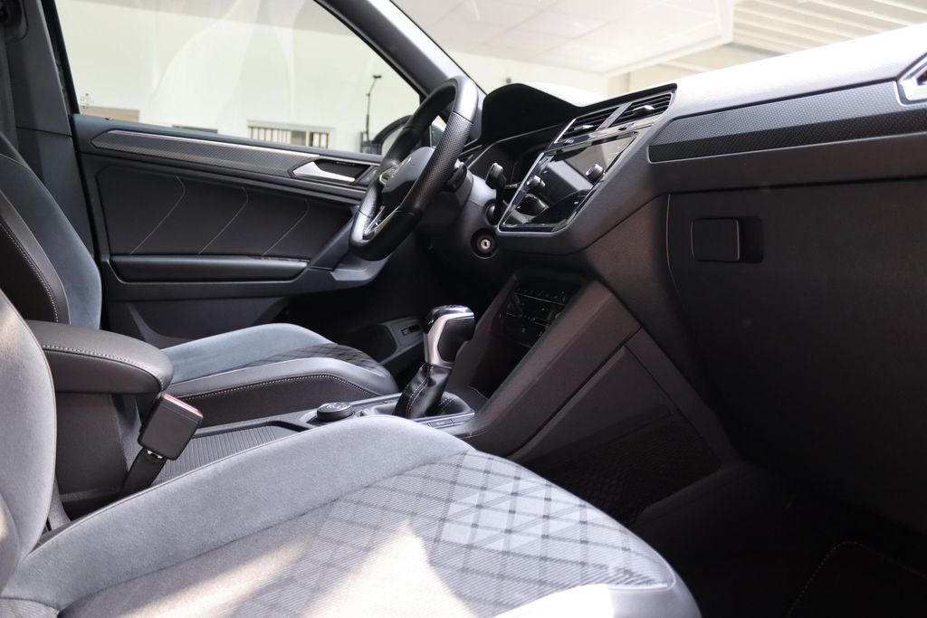 Volkswagen Tiguan 2023 г. Чёрный, пробег 55900 км