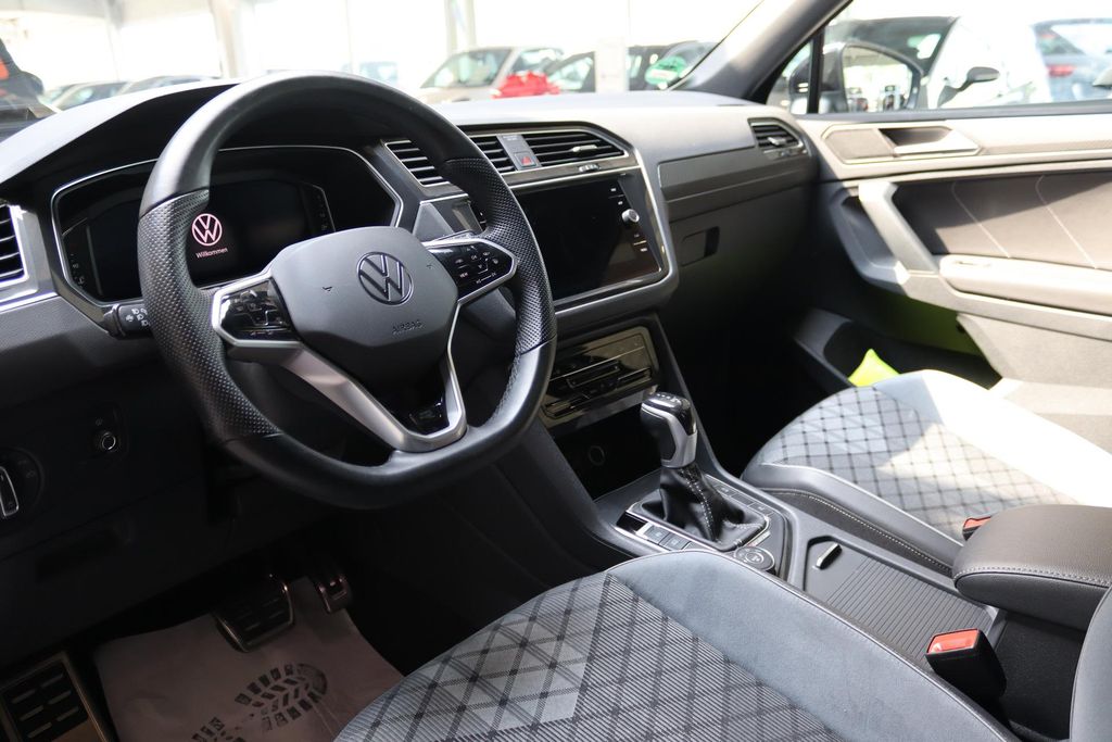 Volkswagen Tiguan 2023 г. Чёрный, пробег 55900 км