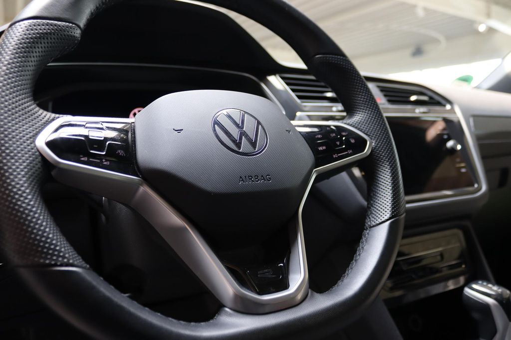 Volkswagen Tiguan 2023 г. Чёрный, пробег 55900 км