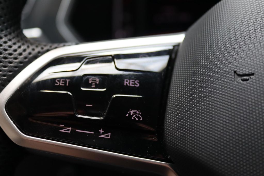 Volkswagen Tiguan 2023 г. Чёрный, пробег 55900 км