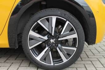 Peugeot 208 2021 г. Жёлтый, пробег 51000 км