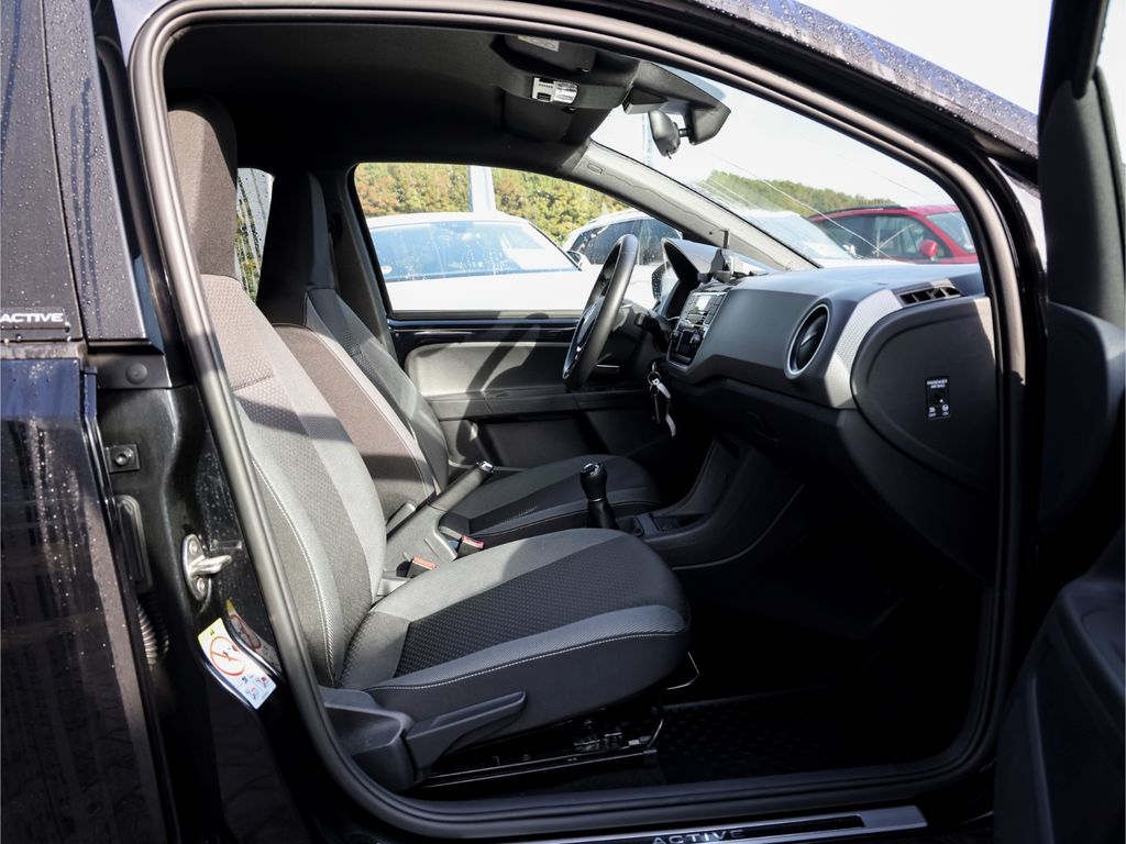 Volkswagen up! 2022 г. Чёрный, пробег 40000 км