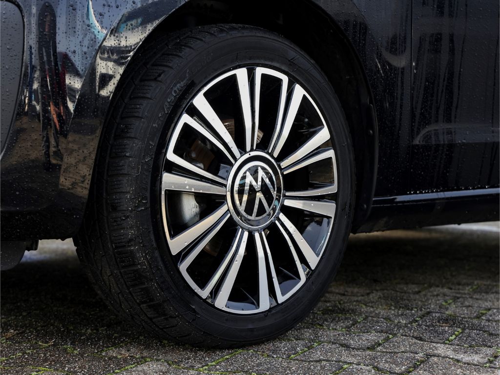 Volkswagen up! 2022 г. Чёрный, пробег 40000 км