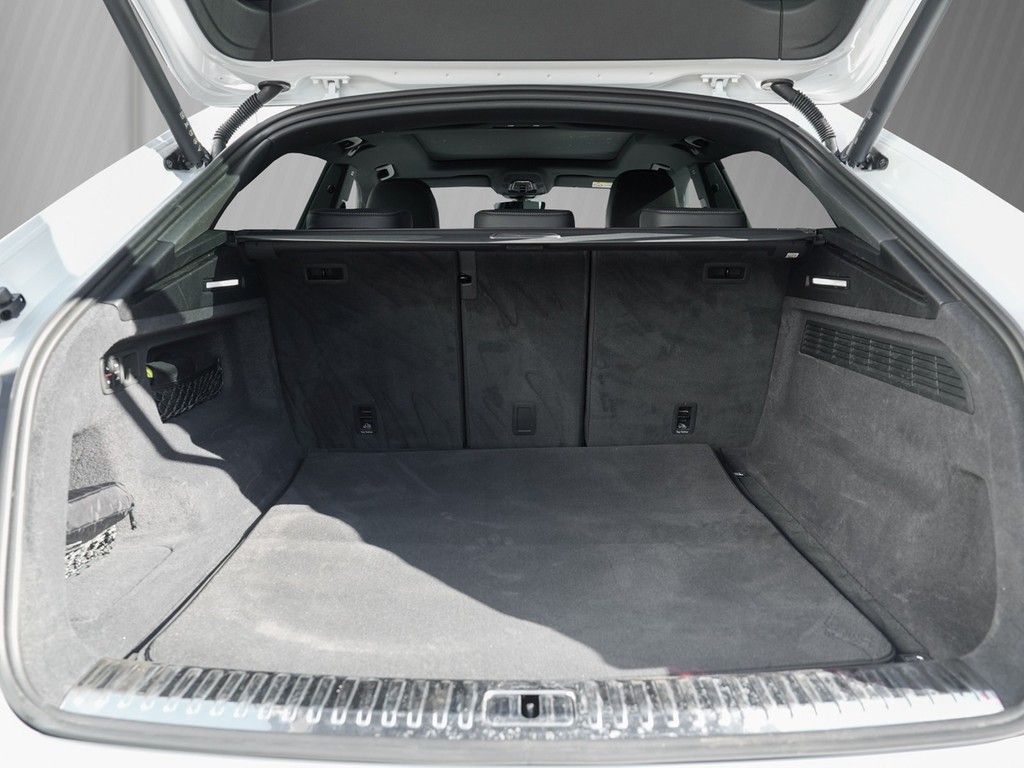 Audi Q8 2023 г. Белый, пробег 43958 км