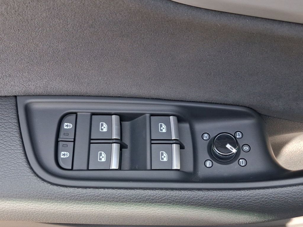 Audi Q8 2023 г. Чёрный, пробег 48164 км