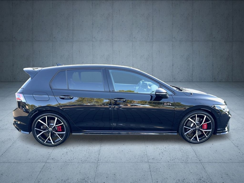 Volkswagen Golf 2025 г. Чёрный, пробег 15390 км