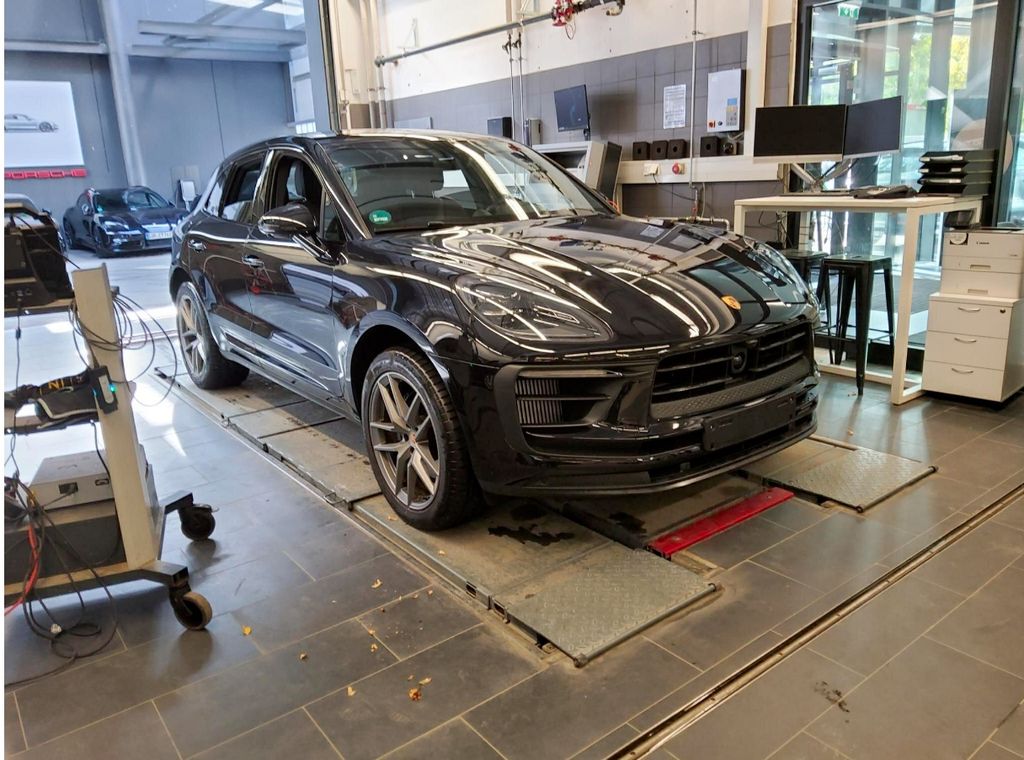 Porsche Macan 2023 г. Чёрный, пробег 26800 км