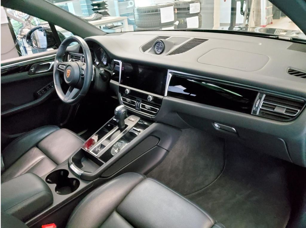 Porsche Macan 2023 г. Чёрный, пробег 26800 км
