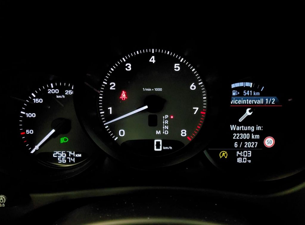 Porsche Macan 2023 г. Чёрный, пробег 26800 км
