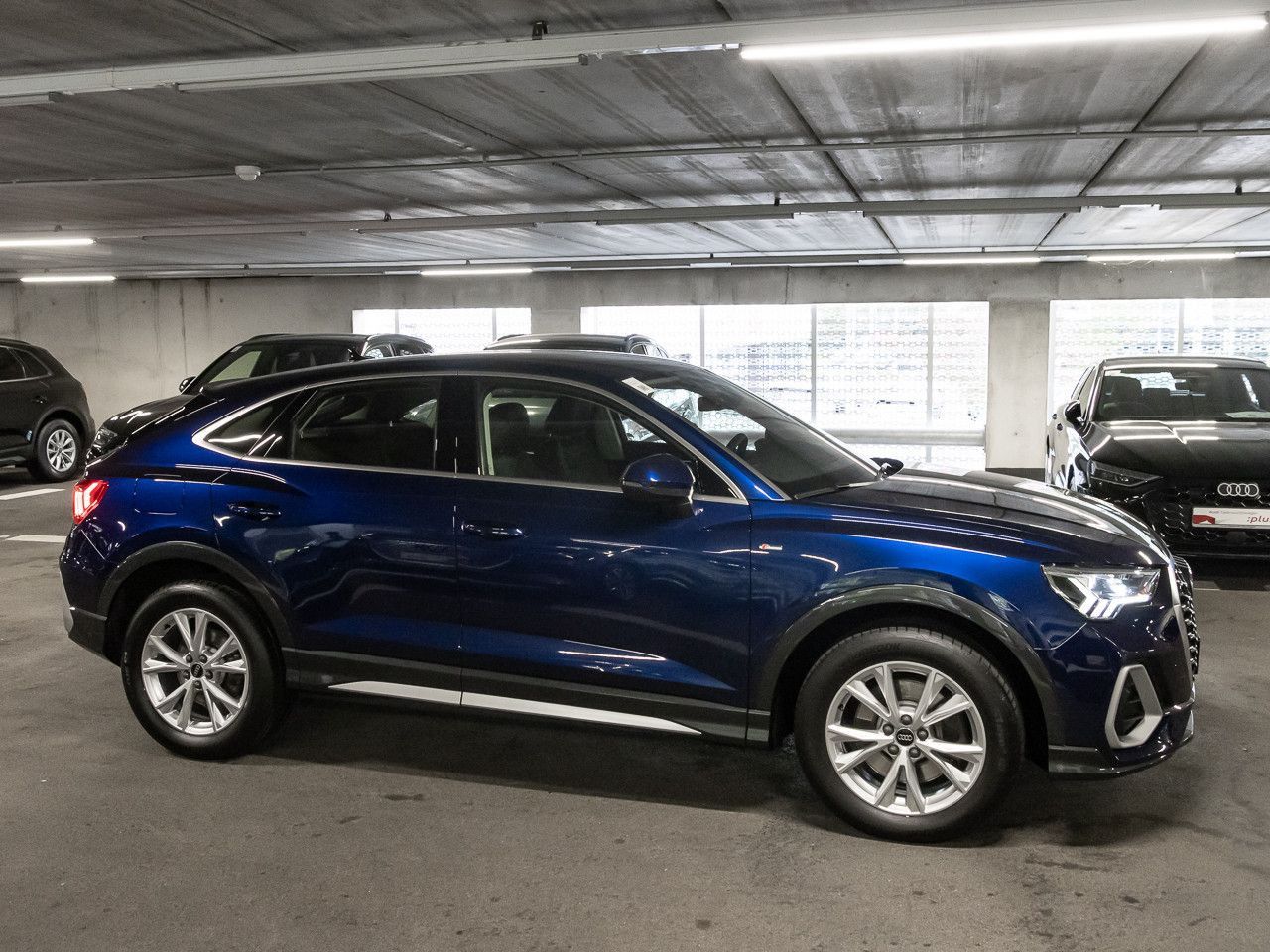 Audi Q3 2023 г. Синий, пробег 50424 км