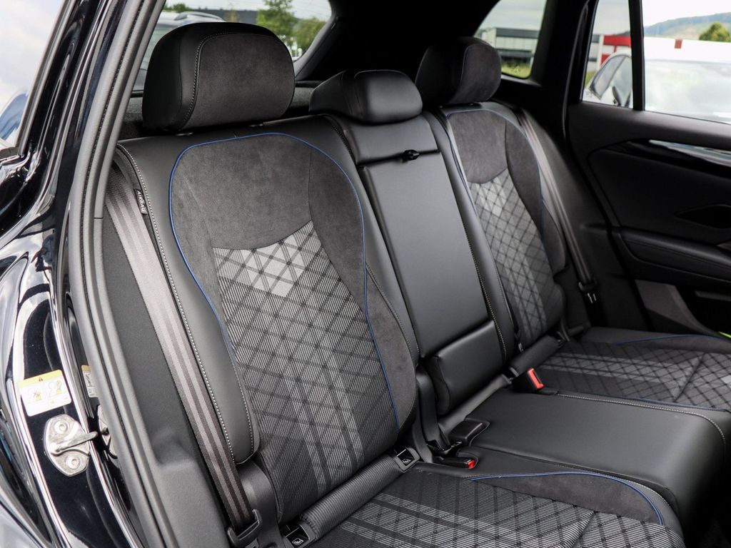 Volkswagen Tiguan 2024 г. Чёрный, пробег 35363 км