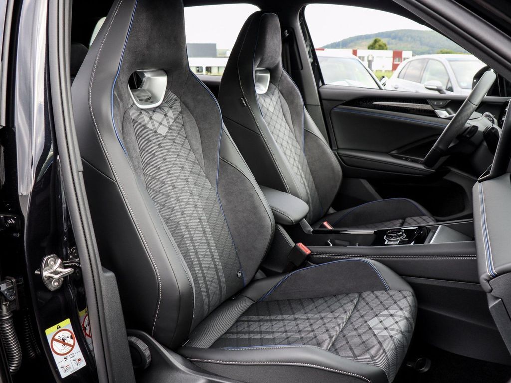 Volkswagen Tiguan 2024 г. Чёрный, пробег 35363 км
