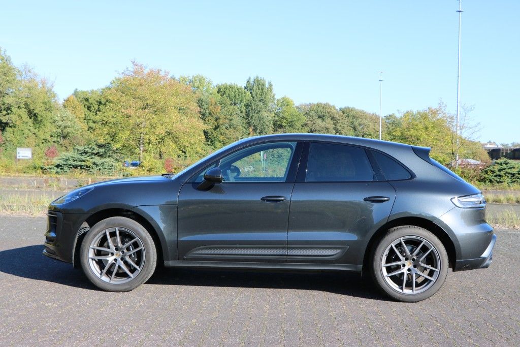 Porsche Macan 2023 г. Серый, пробег 52000 км
